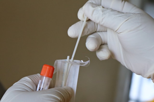 ICW: Harga PCR Turun Bukti Pemerintah Tak Transparan Sejak Awal