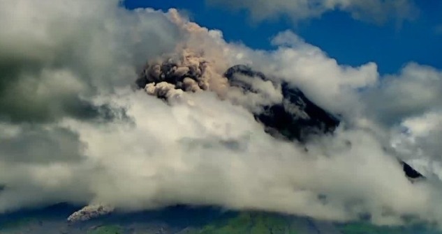 Gunung Merapi Muntahkan Awan Panas Sejauh 2 Kilometer