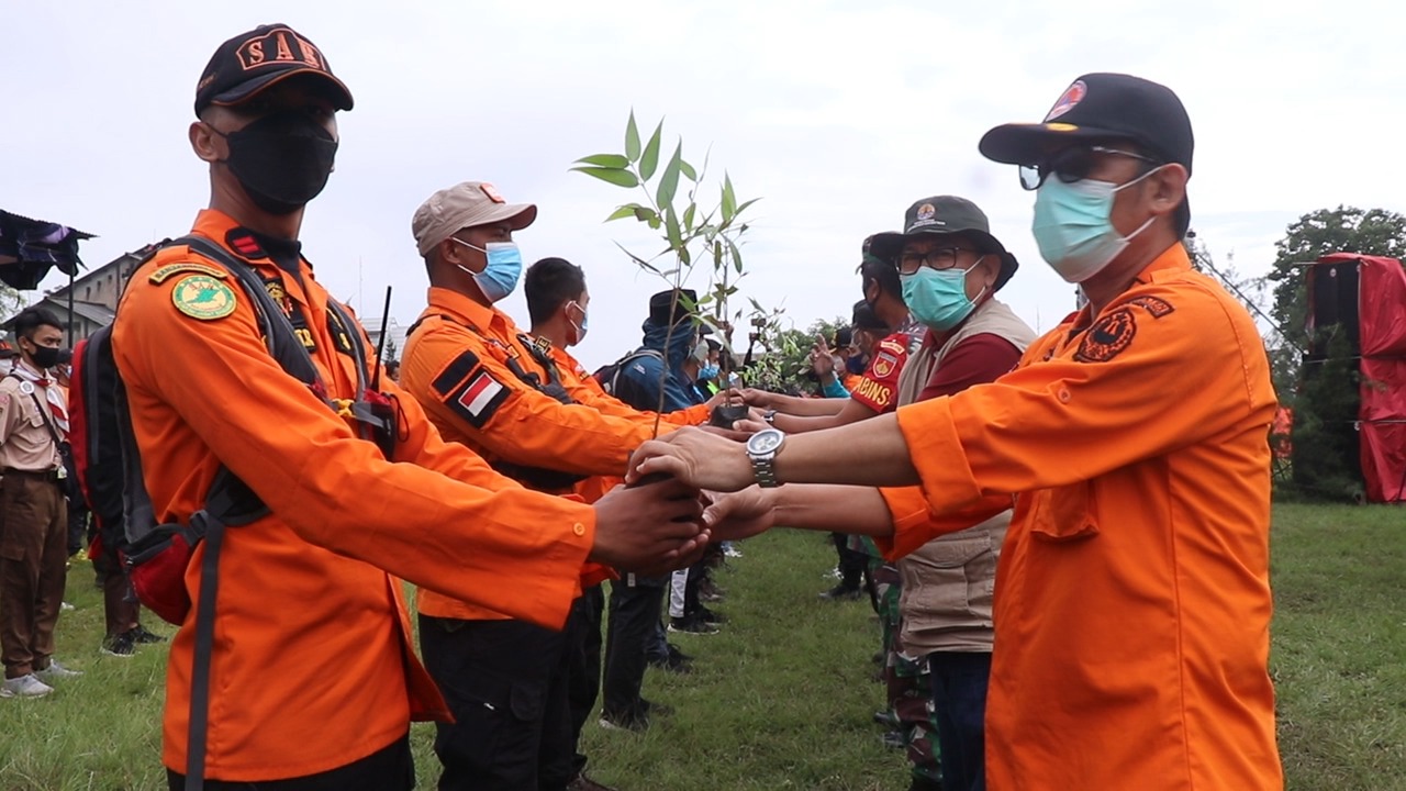 Cegah Longsor dan Kekeringan Air, Puluhan Komunitas Tanam 1.000 Pohon di Sindoro