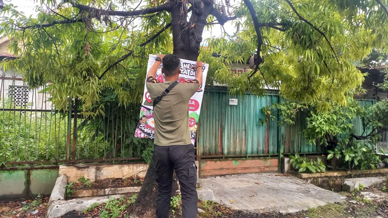 Satpol P3KP Kota Pekalongan Tertibkan Reklame Liar