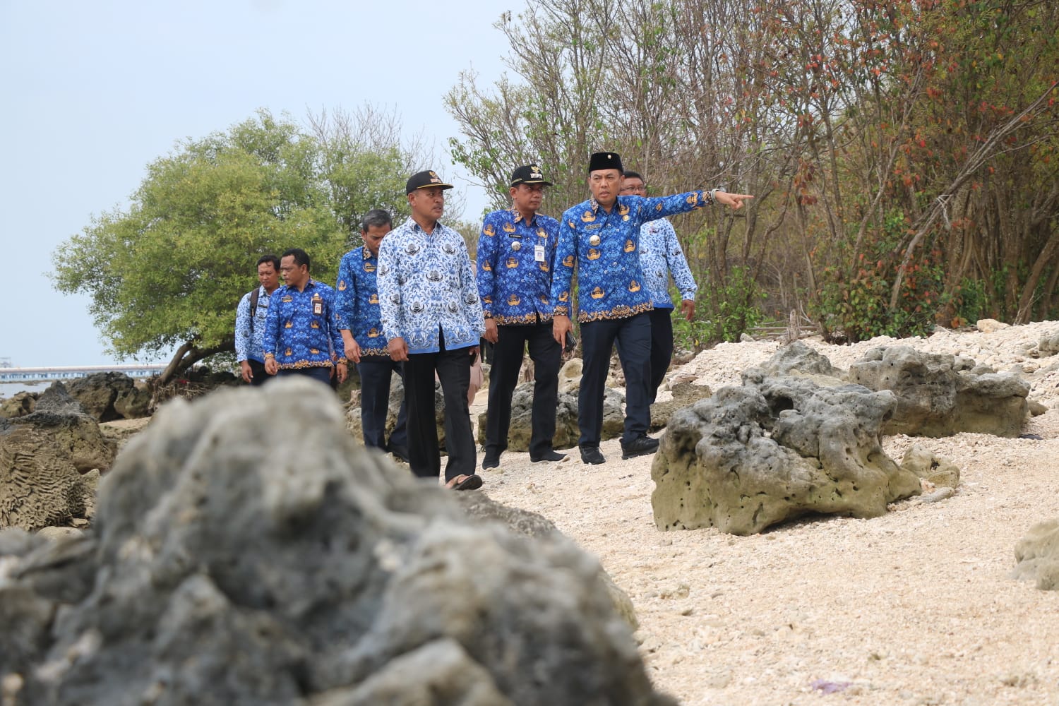 Cegah Meluasnya Abrasi Pantai Bondo, Pemkab Jepara Bangun Tanggul Darurat