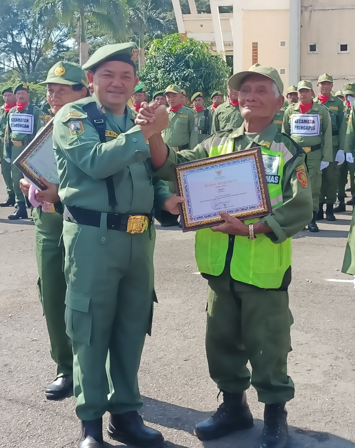 Linmas Tertua se-Kabupaten Semarang Terima Penghargaan dari Bupati