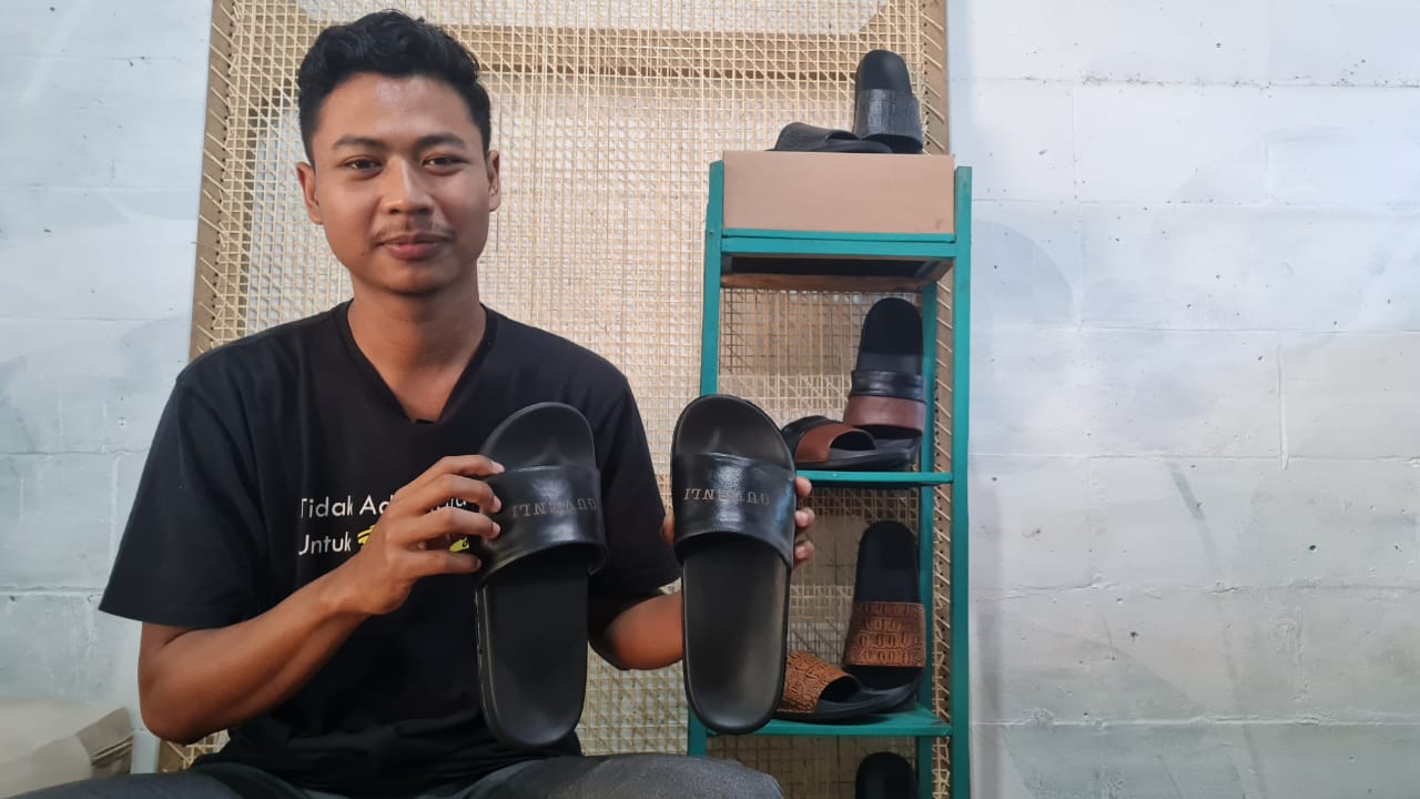 Promosi di LapakGanjar, Produk Sandal UMKM Lokal Jepara Dikenal hingga Sumatera  