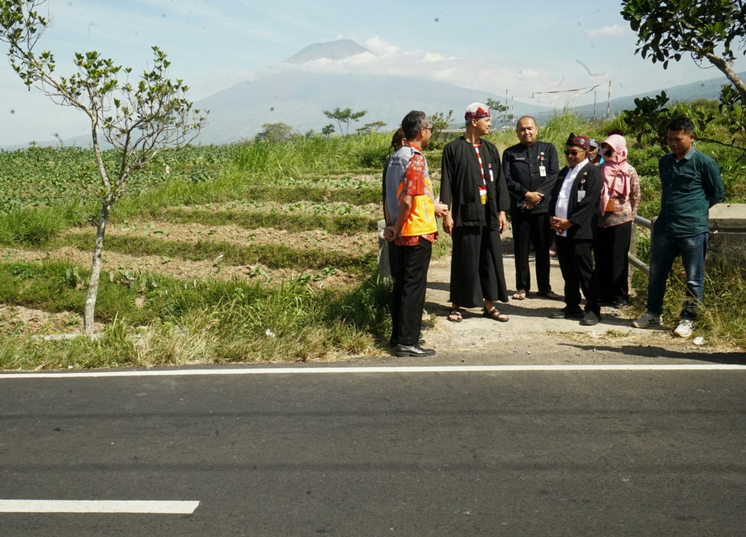 Ganjar Cek Langsung Perbaikan Jalan Jumo-Muntung Temanggung