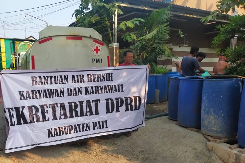 Sekretariat DPRD Pati kirim 10 tangki air bersih ke Tambahmulyo Jakenan
